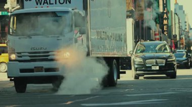 NEW YORK CITY, USAOCT 14, 2022: Trafik ve yayaların yoğun olduğu şehir sokak manzarası