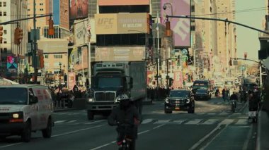NEW YORK CITY, USAOCT 14, 2022: Şehir sokağı yavaş çekimde