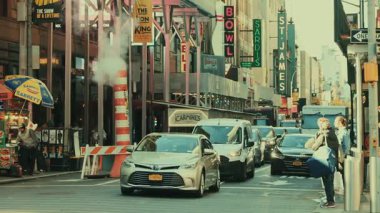 NEW YORK CITY, USAOCT 14, 2022: Şehir sokağı yavaş çekimde
