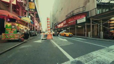 NEW YORK CITY, USAOCT 14, 2022: Trafik ve baca dumanlı şehir manzarası