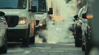 NEW YORK CITY, USAOCT 14, 2022: Trafik ve yayaların yoğun olduğu şehir sokak manzarası