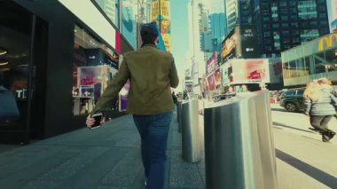 NEW YORK CITY, USAOCT 14, 2022: Times Meydanı 'nda kalabalık transmisyon ve yayalar