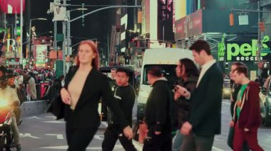 NEW YORK CITY, USAOCT 14, 2022: Times Meydanı 'nda şehir sokağı manzarası yoğun trafik ve gece yayaları