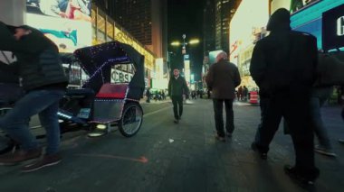 NEW YORK CITY, USAOCT 14, 2022: Times Meydanı 'nda şehir sokağı manzarası yoğun trafik ve gece yayaları