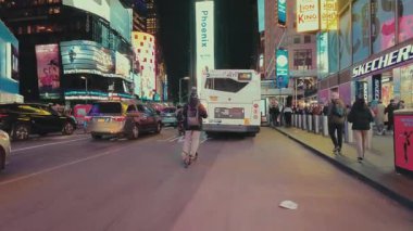 NEW YORK CITY, USAOCT 14, 2022: Kentsel binalarla Times Meydanı 'nın gece manzarası