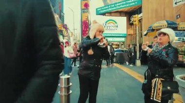 NEW YORK CITY, USAOCT 14, 2022: Kentsel binalarla Times Meydanı sokak manzarası