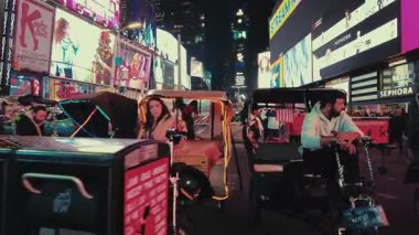 NEW YORK CITY, USAOCT 14, 2022: Kentsel binalarla Times Meydanı 'nın gece manzarası