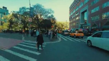 NEW YORK ŞEHRİ, USAOCT 14, 2022: Kentsel binalarla sokak manzarasının aşırı hızlanması