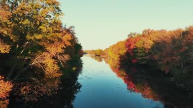 Nehirden nehre güzel bir sonbahar yeşilliği sersemletici doğa renkleriyle