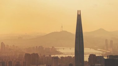 Güney Kore, Asya 'da Seul' de gökdelenlerle birlikte şehrin panoramik görüntüsünün zamanlaması yapılıyor..