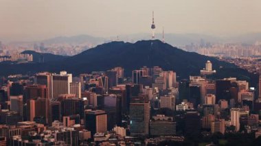 Güney Kore, Asya 'da Seul' de gökdelenlerle birlikte şehrin panoramik görüntüsünün zamanlaması yapılıyor..