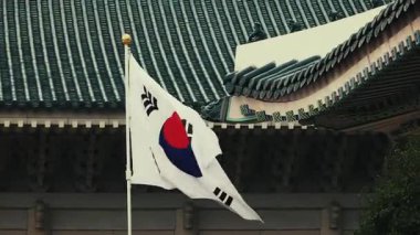 Güney Kore Ulusal Bayrağı Cheong Wa Dae 'de (Mavi Saray) eski başkanlık konutu ve Güney Kore diplomatik kabul salonu olarak dalgalanıyor..