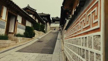 Bukchon Hanok Köyü sokak manzaralı Güney Kore, Asya 'daki Seul kentsel binalar.