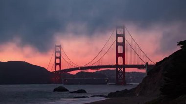 Golden Gate Köprüsü alacakaranlıkta San Francisco 'nun ünlü simgesi olarak güzel renklerle gösterime girecek.