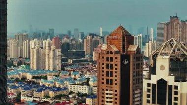 Şangay, Çin, Asya 'daki modern gökdelen ofis binalarının insansız hava aracı görüntüsü.