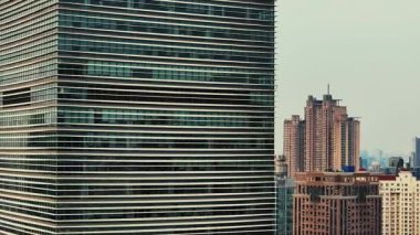 Hava aracı Şangay, Çin ve Asya 'daki modern gökdelen ofis binalarına yakından bakıyor..