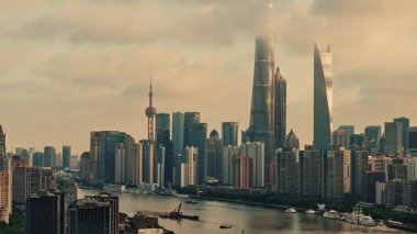 Şangay, Çin, Asya 'daki modern gökdelen ofis binalarının insansız hava aracı görüntüsü.