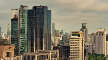 Hava aracı Şangay, Çin ve Asya 'daki modern gökdelen ofis binalarına yakından bakıyor..