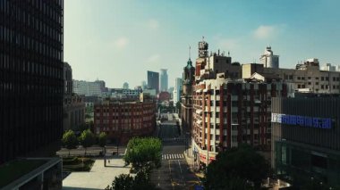 Şangay, Çin, Asya 'daki modern gökdelen ofis binalarının insansız hava aracı görüntüsü.