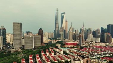 Şangay, Çin, Asya 'daki modern gökdelen ofis binalarının insansız hava aracı görüntüsü.