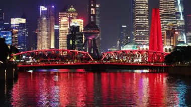Shanghai, Çin, Asya 'daki modern binalarla şehir gece görüşü.
