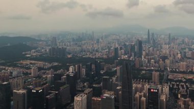 Günbatımından akşamına kadar Çin 'in Guangdong şehrindeki kentsel gökdelen binalarının zamanaşımı manzarası..