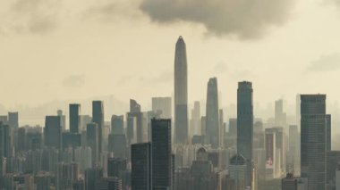 Shenzhen City, Guangdong, Çin 'deki kentsel ve modern gökdelen binalarının zamanaşımı manzarası.