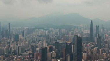 Günbatımından akşamına kadar Çin 'in Guangdong şehrindeki kentsel gökdelen binalarının zamanaşımı manzarası..