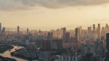 Günbatımından akşamına kadar Çin 'in Guangdong şehrindeki kentsel gökdelen binalarının zamanaşımı manzarası..