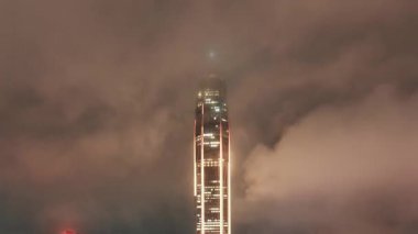 SHENZHEN, Çin 28 AĞUSTOS 2023: Shenzhen Ping Uluslararası Finans Merkezi Yağmurlu bir gecede Shenzhen, Çin 'de gökdelenlerle yakın çekim.