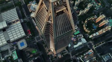 SHENZHEN, Çin 28 AĞUSTOS 2023: Shenzhen Ping Uluslararası Finans Merkezi 'nin yakın çekim görüntüsü, Çin' in en yüksek ikinci ve dünyanın beşinci finans merkezi..