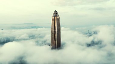 SHENZHEN, Çin 28 AĞUSTOS 2023: Shenzhen Ping Uluslararası Finans Merkezi 'nin yakın çekim görüntüsü, Çin' in en yüksek ikinci ve dünyanın beşinci finans merkezi..