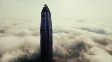 SHENZHEN, Çin 28 AĞUSTOS 2023: Shenzhen Ping Uluslararası Finans Merkezi 'nin yakın çekim görüntüsü, Çin' in en yüksek ikinci ve dünyanın beşinci finans merkezi..