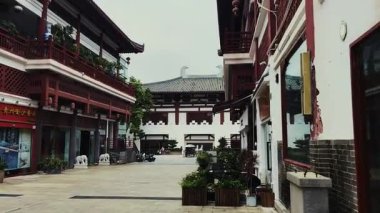 SHENZHEN, Çin 28 AĞUSTOS 2023: Guangdong, Çin, Asya 'daki Shenzhen kentsel sokak manzarası.