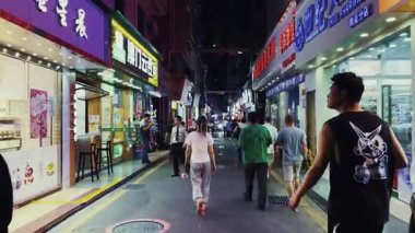 ŞENZHEN, ÇİN AĞUSTUSTOS 28 AĞUSTOS 2023: Shenzhen şehir caddesi, Guangdong, Çin, Asya.