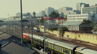 BEIJING, ÇİN 2, 2021: Pekin Tren İstasyonu 'nda raylar üzerinde çalışan tren