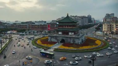 Çin, Shanxi 'deki Xian şehrinde trafik olan Bell Tower' ın hızlandırılmış görüntüsü