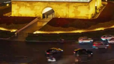 Çin, Shanxi 'deki Xian şehrinde gece vakti trafik varken Bell Tower' ın hızlandırılmış görüntüsü.
