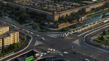 Çin, Shanxi 'de gün batımından akşamına kadar Xian kentsel binalarının zaman aşımına uğramış görüntüsü