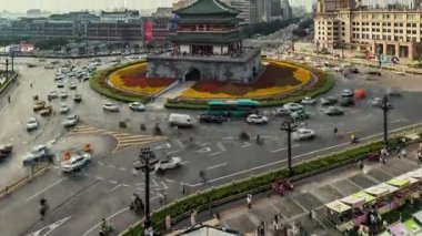 Çin, Shanxi 'deki Xian şehrinde trafik olan Bell Tower' ın hızlandırılmış görüntüsü