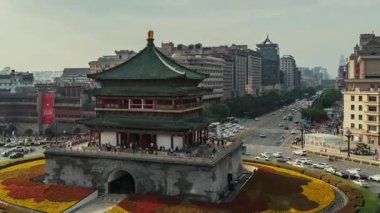 Çin, Shanxi 'deki Xian şehrinde trafik olan Bell Tower' ın hızlandırılmış görüntüsü