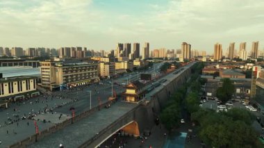 Çin, Shanxi 'deki Xian şehrinin antik şehir duvarının insansız hava aracı görüntüsü