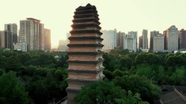 Xiaoyan Pagoda 'nın Shanxi, Çin' deki Xian şehrindeki hava aracı görüntüsü.