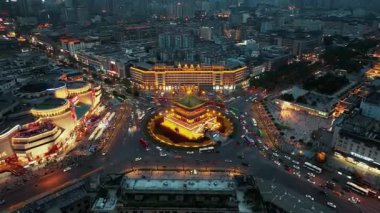 Çin 'in Shanxi kentindeki Xian şehrinde gece vakti Bell Tower ve ticari bölgenin hava aracı görüntüsü.