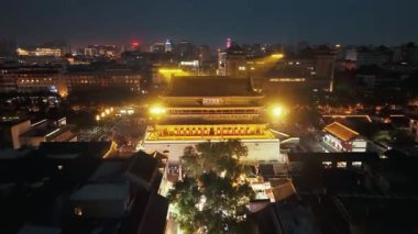 Xian Şehri Davul Kulesi 'nin hava aracı görüntüsü. Gece Shanxi, Çin' de.