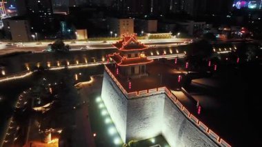 Çin 'in Shanxi kentindeki Xian şehrinin antik şehir duvarındaki hava aracı görüntüsü