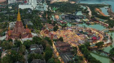 Çin 'in güneybatısındaki Yunnan, Jinghong bölgesindeki Xishuangbanna Yıldızışığı Gece Pazarı' nın çatı manzarası.