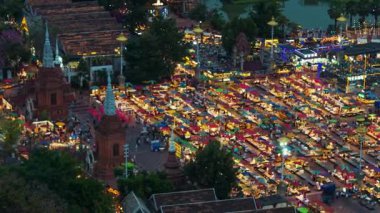 Çin 'in güneybatısındaki Yunnan, Jinghong bölgesindeki Xishuangbanna Yıldızışığı Gece Pazarı' nın çatı manzarası.