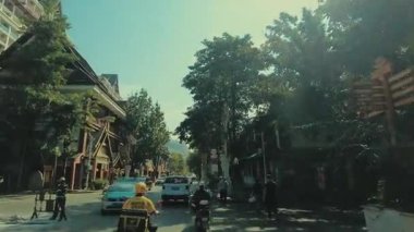 XISHUANGBANNA, YUNNAN, ÇİN 2, 2021: Trafik ve mağazalarla şehir manzarası