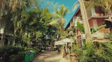 XISHUANGBANNA, YUNNAN, ÇİN 2, 2021: Trafik ve mağazalarla şehir manzarası